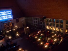 Vom Dunkel zum Licht: So wird auch die Andacht mit Taizé-Liedern am Freitag aussehen.