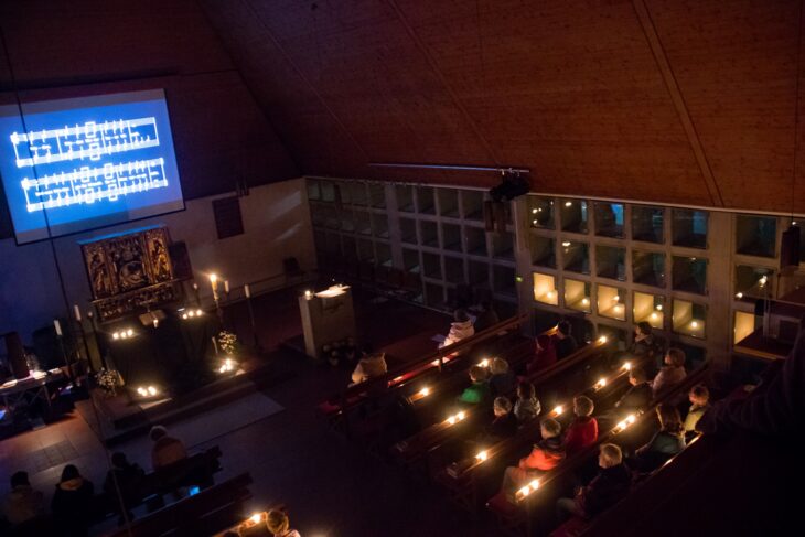 Vom Dunkel zum Licht: So wird auch die Andacht mit Taizé-Liedern am Freitag aussehen.