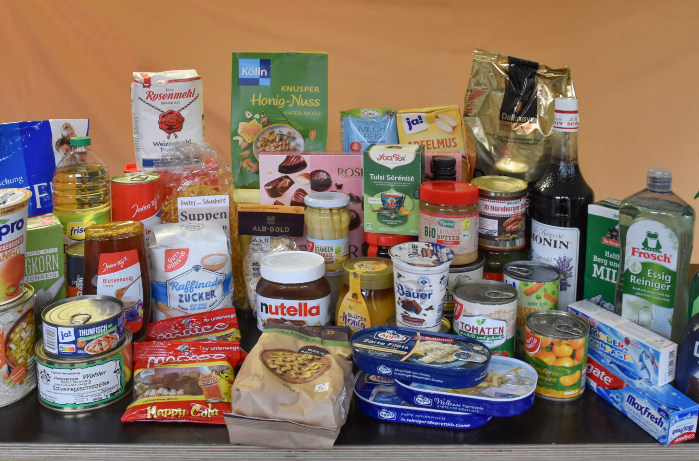 Vor allem länger haltbare Lebensmittel sind in der Weihnachtszeit gefragt.
