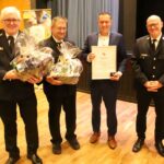 Mit einem prall gefüllten Präsentkorb wurden die beiden Kreisbrandmeister Peter Kölbl und Dr. Ralf Schabik als Kreisbrandmeister verabschiedet. Landrat Armin Kroder erhält von Kreisbrandrat Holger Herrmann die neu eingeführte Ehrennadel des Kreisfeuerwehrverbandes Nürnberger Land (von links).