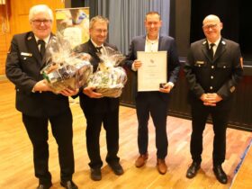 Mit einem prall gefüllten Präsentkorb wurden die beiden Kreisbrandmeister Peter Kölbl und Dr. Ralf Schabik als Kreisbrandmeister verabschiedet. Landrat Armin Kroder erhält von Kreisbrandrat Holger Herrmann die neu eingeführte Ehrennadel des Kreisfeuerwehrverbandes Nürnberger Land (von links).