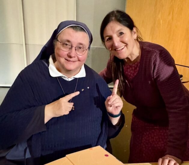 Die Behindertenbeauftragte von Schwarzenbruck, Petra Hopf (rechts), mit Schwester Teresa Zukic.