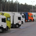 Wenn Lastwagen in Ein- und Ausfahrten oder sogar auf dem Seitenstreifen parken, können sie für sich und andere Verkehrsteilnehmer zur Gefahr werden.