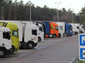 Wenn Lastwagen in Ein- und Ausfahrten oder sogar auf dem Seitenstreifen parken, können sie für sich und andere Verkehrsteilnehmer zur Gefahr werden.