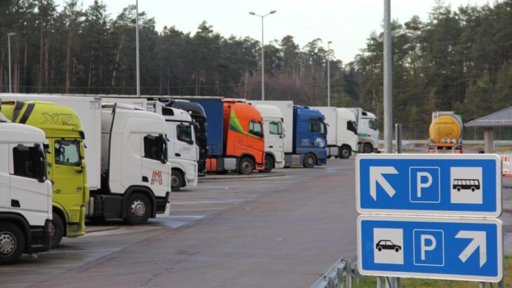 Wenn Lastwagen in Ein- und Ausfahrten oder sogar auf dem Seitenstreifen parken, können sie für sich und andere Verkehrsteilnehmer zur Gefahr werden.