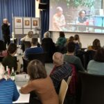 Bernd Weller hatte viele knifflige Fragen rund um Literatur vorbereitet. Unter anderem wollte er wissen, wo Adele Neuhauser geboren wurde und wer der Großvater von Benedikt Wells war.