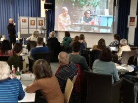 Bernd Weller hatte viele knifflige Fragen rund um Literatur vorbereitet. Unter anderem wollte er wissen, wo Adele Neuhauser geboren wurde und wer der Großvater von Benedikt Wells war.