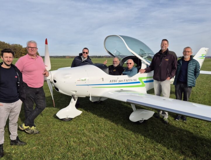 Beim ersten Probesitzen auf dem Platz des Laufer Segelflug-Clubs sind (v. li.) Schriftführer Martin Brunel-Geuder, Vorsitzender Andreas Eibl, 2. Vorsitzender Dominik Berger, Ausbildungsleiter Ultraleicht Thomas Plödt, ATEC-Geschäftsführer Jaroslav Michal, Fluglehrer Claudio Stetter und Thomas Horz dabei.