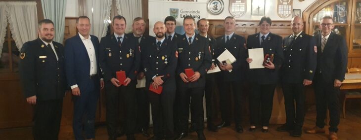 Die geehrten Feuerwehrleute mit Kreisbrandinspektor Florian Bayer (links), Landrat Armin Kroder (2. von links) sowie Leinburgs Bürgermeister Thomas Kraußer (rechts).
