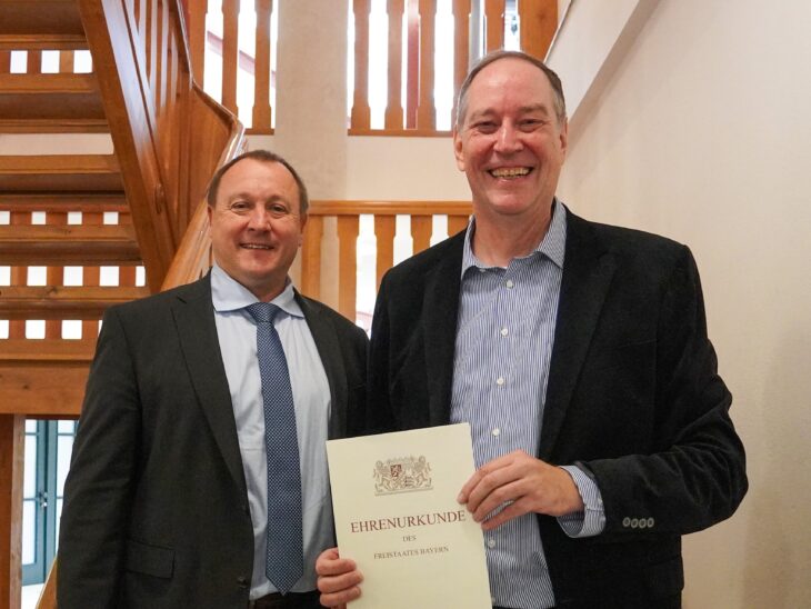 Peter Frield (rechts) mit Bürgermeister Jörg Kotzur.