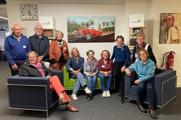 Kerstin Stocker (5.v.l.) vom WinWin Freiwilligenzentrum zusammen mit den Ehrenamtlichen.