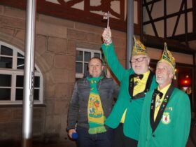 Bürgermeister Jörg Kotzur wurde von der Faschingsgesellschaft Feucht-fröhlich mit 1. Vorstand Andreas Grelka und 2. Vorstand Hans-Jürgen Schickert der Rathausschlüssel abgeluchst.