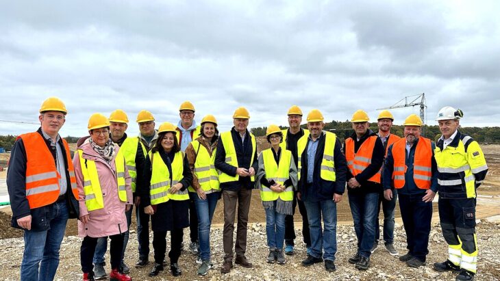 Die CSU-Kreistagsfraktion informierte sich vor Ort über den Baufortschritt am Pumpspeicherkraftwerk Happurg. Mit dabei: (l.) Fraktionsvorsitzender Thomas Ritter, (5. v. r.) Landratskandidat Markus Gleißenberg und (Mitte) MdL Norbert Dünkel.