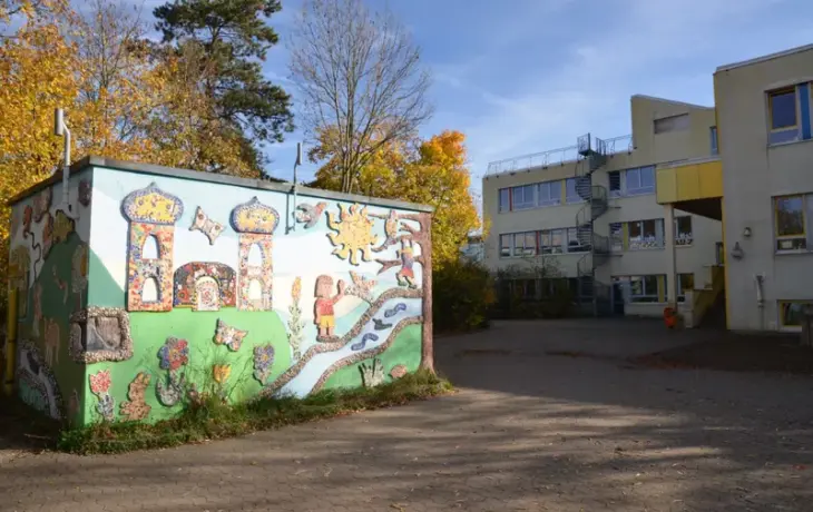 Die Gasdruckregelstation im kleinen Pausenhof der Grete-Schickedanz-Grundschule wird in dieser Woche abgerissen.
