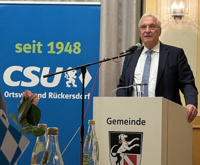 Die Sicherheitslage in Bayern stellte Innenminister Joachim Herrmann den gut 100 Gästen im Rückersdorfer Bürgersaal dar, wohin er auf Einladung des CSU-Ortsverbands gekommen war.