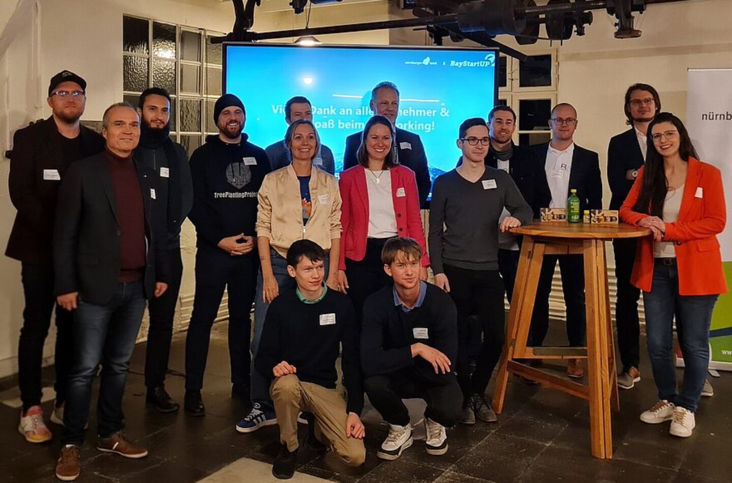 Teilnehmende und Organisatoren des IdeenPitch 2023 im Industriemuseum Lauf.