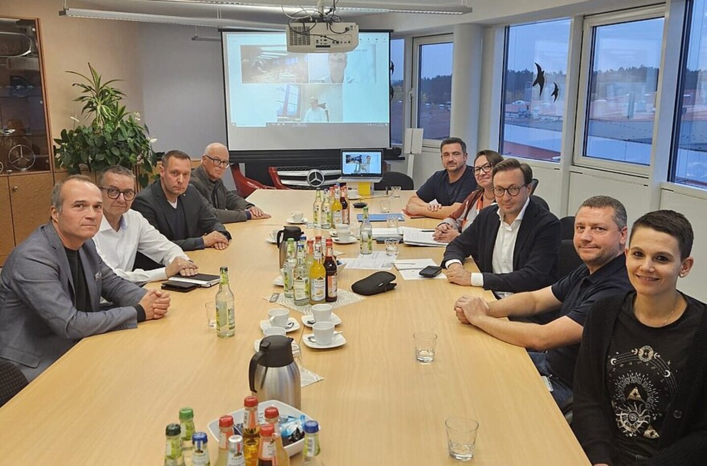 Vertreter aus Kommune und Landkreis beim Treffen mit dem vorläufigen Insolvenzverwalter Volker Böhm (Dritter von rechts) und dem Betriebsrat.