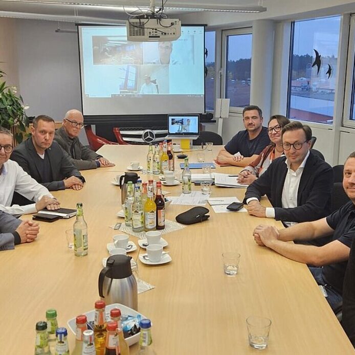 Vertreter aus Kommune und Landkreis beim Treffen mit dem vorläufigen Insolvenzverwalter Volker Böhm (Dritter von rechts) und dem Betriebsrat.