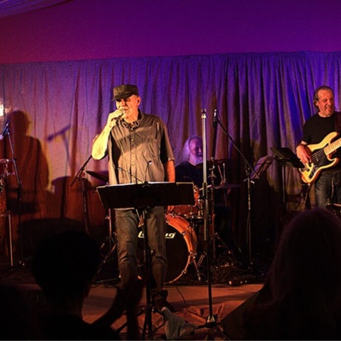 Fans ausreichend Platz auf der Bühne: Das neunköpfige Paul-Huhn-Orchester in der Eventhalle in Ludersheim.