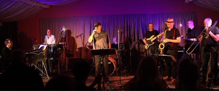 Fans ausreichend Platz auf der Bühne: Das neunköpfige Paul-Huhn-Orchester in der Eventhalle in Ludersheim.