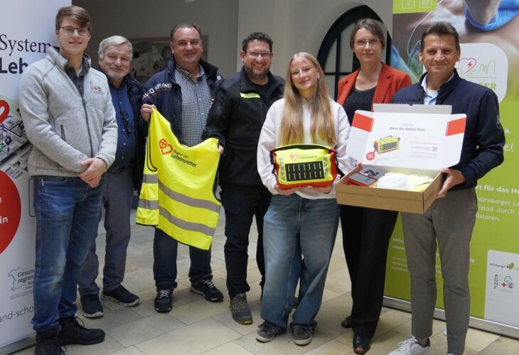 Bei der Übergabe der Ersthelfertaschen (von links): Tobias Buchholz, Wolfgang Scheele, Oliver Siegl, Till Bohnekamp, Leonie Bohnekamp, Marion Buchta und Raimund Vollbrecht.