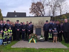 Am Volkstrauertag wurde in Mimberg feierlich die neue Gedenkstätte für im Krieg gefallene Feuerwehrkameraden eingeweiht.