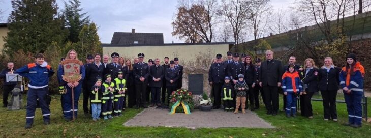 Am Volkstrauertag wurde in Mimberg feierlich die neue Gedenkstätte für im Krieg gefallene Feuerwehrkameraden eingeweiht.