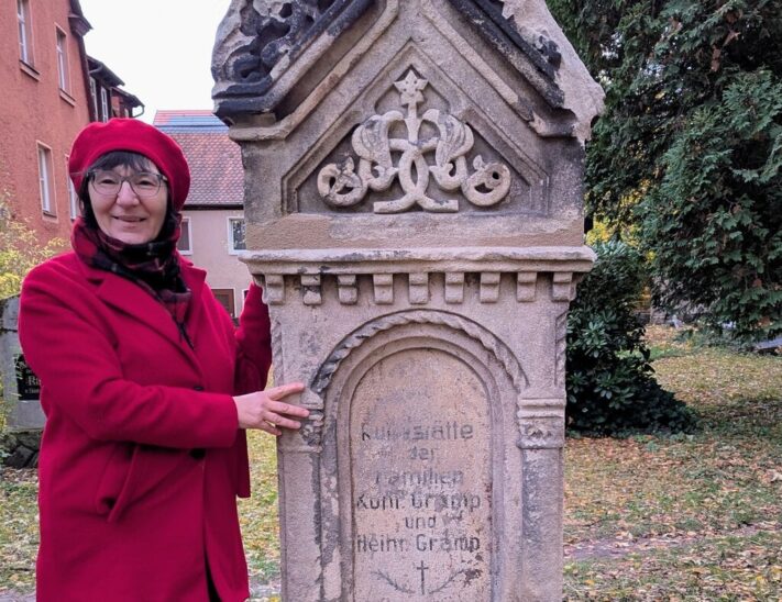Mancher Grabstein auf dem Salvatorfriedhof in Lauf stammt noch aus dem 19. Jahrhundert. Pfarrerin Lisa Nikol-Eryazici zeigt hier ein solches Exemplar.