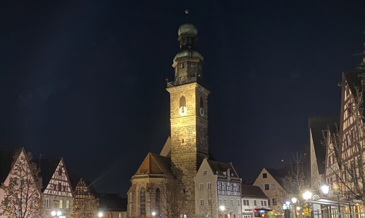 Die Laufer Johanniskirche wird seit Mittwochabend wieder angestrahlt.