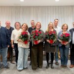 Vorsitzender Gerhard John (rechts) dankte gemeinsam mit (v. links) Personalleiter Ingo Sperber und Geschäftsführer Dennis Kummarnitzky den langjährigen Mitarbeitenden Renate Vogel, Iris Exner, Matthias Klatt und Anargiros Tsopouridis – im Foto mit ihren Ehepartnern – für ihre Treue und ihr außergewöhnliches Engagement.