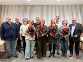 Vorsitzender Gerhard John (rechts) dankte gemeinsam mit (v. links) Personalleiter Ingo Sperber und Geschäftsführer Dennis Kummarnitzky den langjährigen Mitarbeitenden Renate Vogel, Iris Exner, Matthias Klatt und Anargiros Tsopouridis – im Foto mit ihren Ehepartnern – für ihre Treue und ihr außergewöhnliches Engagement.