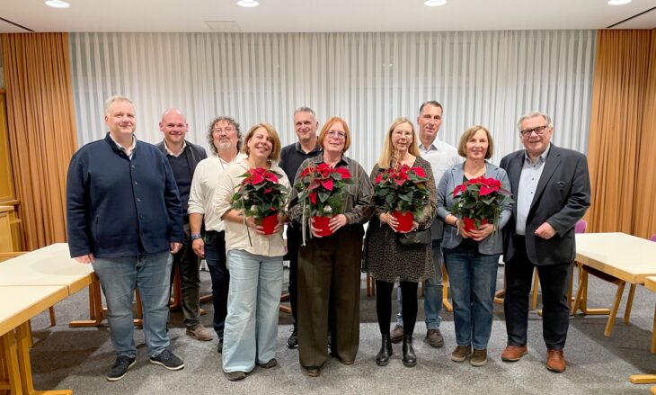 Vorsitzender Gerhard John (rechts) dankte gemeinsam mit (v. links) Personalleiter Ingo Sperber und Geschäftsführer Dennis Kummarnitzky den langjährigen Mitarbeitenden Renate Vogel, Iris Exner, Matthias Klatt und Anargiros Tsopouridis – im Foto mit ihren Ehepartnern – für ihre Treue und ihr außergewöhnliches Engagement.