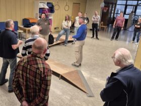 In Workshops wurde am Nachmittag praktisch gearbeitet. Hier mit Joachim Zach (Bildmitte, grünes Shirt), wo das richtige Verhalten bei körperlichen Angriffen geübt wurde.
