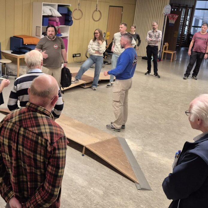 In Workshops wurde am Nachmittag praktisch gearbeitet. Hier mit Joachim Zach (Bildmitte, grünes Shirt), wo das richtige Verhalten bei körperlichen Angriffen geübt wurde.