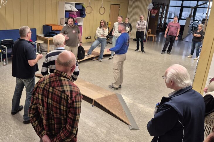 In Workshops wurde am Nachmittag praktisch gearbeitet. Hier mit Joachim Zach (Bildmitte, grünes Shirt), wo das richtige Verhalten bei körperlichen Angriffen geübt wurde.