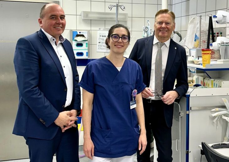 Norbert Dünkel (rechts) informierte sich gemeinsam mit Geschäftsführer Guido Schmidt über die aktuelle Lage der Notfallversorgung am Standort Lauf. Dr. Rebecca Junker (Mitte) erläuterte die neuen Abläufe.