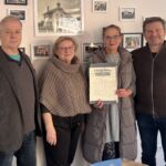 Die Leiterin der Evangelischen Kindertagesstätte Röthenbach, Katrin Di Maria (2.v.rechts), mit Bert Nentwich, Renate Gagel und Wolfgang Gottschalk vom Geschichtsverein (von links) bei der Übergabe.