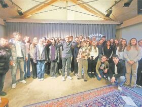 Schülerinnen und Schüler vom Paul-Pfinzing-Gymnasium Hersbruck erinnerten mit anderen Schülern aus Bayern und dem Ausland mit eigenen Gedichten und Texten an die Widerstandsgruppe Weiße Rose.