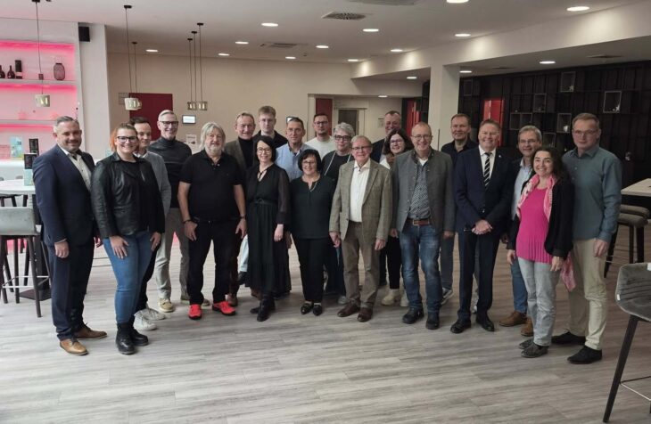 Ehrungsabend bei der CSU in Hersbruck. Unser Foto zeigt von links: Markus Gleißenberg, Julia Rösch, Elias Thiel, Götz Reichel, Wolfgang Schmidt, Albert Pickel, Elaine Schmidt, Konstantin Uschalt, Wolfgang Geiger, Adelheid Söllner, David Benaburger, Kathrin Lindner-Riedl, Wolf Söllner, Norbert Thiel, Petra Kohl, Uwe Holzinger, Armin Steinbauer, Norbert Dünkel, Robert Ilg, Claudia Ludwig und Peter Uschalt.