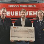 Die Feuerwehr Hohenstadt hat neben der Grundschule eine Spende der Firma Deku erhalten.