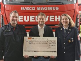 Die Feuerwehr Hohenstadt hat neben der Grundschule eine Spende der Firma Deku erhalten.