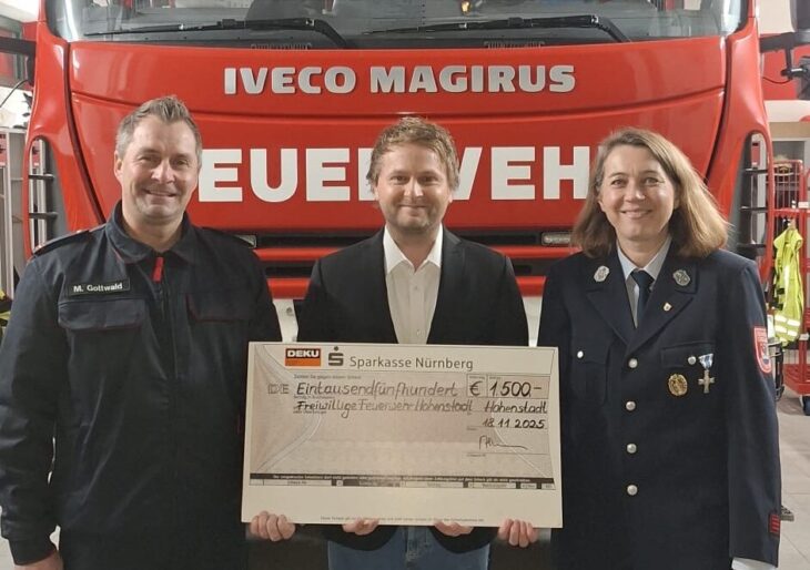 Die Feuerwehr Hohenstadt hat neben der Grundschule eine Spende der Firma Deku erhalten.