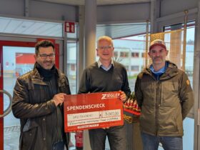 Das Bild zeigt (von links) Stephan Engelhardt (Vorsitzender der Elterninitiative krebskranker Kinder), Klaus Endres (Geschäftsleitung Getränke Ziegler) und Florian Schönhöfer (Werkstattleiter).