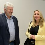 Die Bayerische Staatsministerin für Unterricht und Kultus, Anna Stolz (rechts) und Laufs Bürgermeister Thomas Lang.