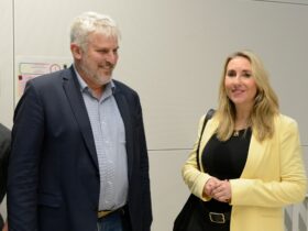 Die Bayerische Staatsministerin für Unterricht und Kultus, Anna Stolz (rechts) und Laufs Bürgermeister Thomas Lang.