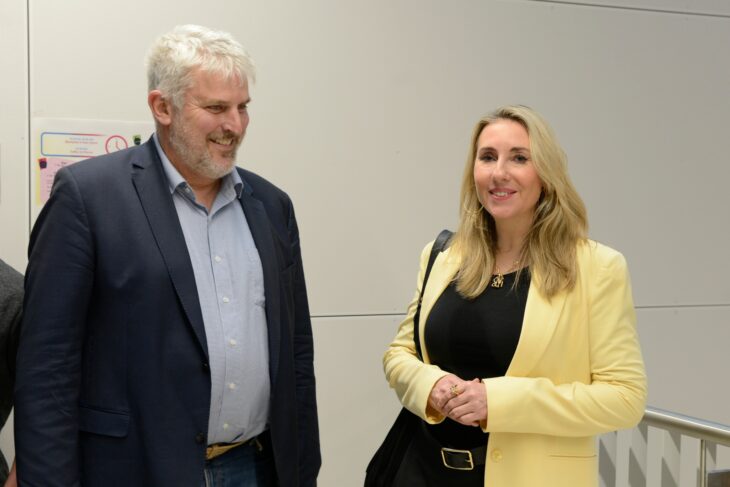 Die Bayerische Staatsministerin für Unterricht und Kultus, Anna Stolz (rechts) und Laufs Bürgermeister Thomas Lang.