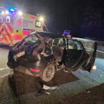 Die drei Insassen des Fahrzeugs wurden leicht verletzt.