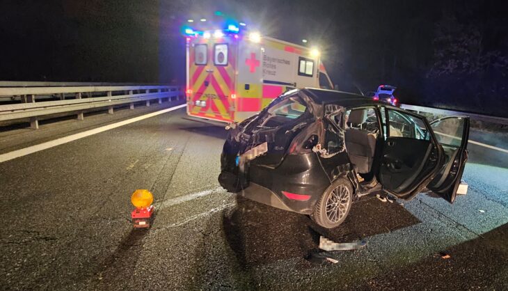 Die drei Insassen des Fahrzeugs wurden leicht verletzt.