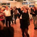 36 Paare bewegten sich synchron zur Musik, schwangen die Hüften im Takt.