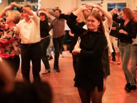 36 Paare bewegten sich synchron zur Musik, schwangen die Hüften im Takt.